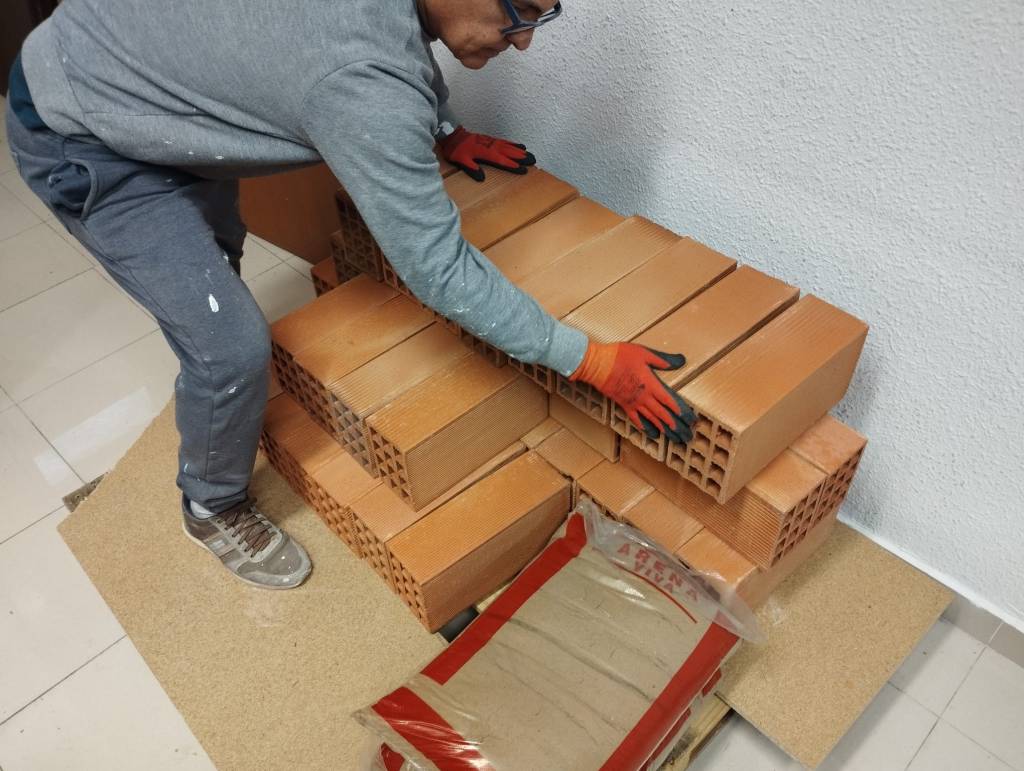 Taller de reparación y banco de herramientas – Orriols Convive, image size:1024x771